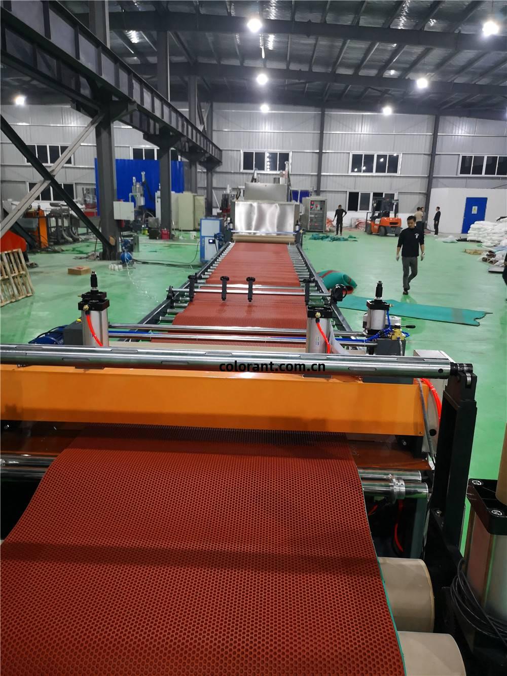 環(huan)保(bao)塑(su)膠材料再(zai)生(sheng)新(xin)篇章(zhang) 丁(ding)基膠防(fang)腐卷(juan)材與預制型(xing)跑道生(sheng)產(chan)線(xian)關(guan)鍵技(ji)術(shu)解析(xi)